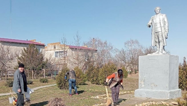 Прибирання біля пам'ятника радянському діячу В.Куйбишеву