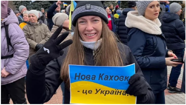 Ірина Петрова на мітингу в Новій Каховці 6 березня 2022 року