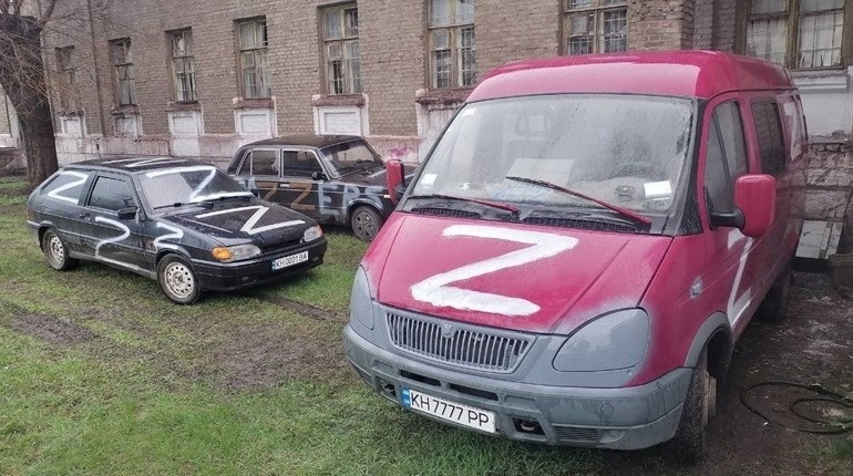 Окупанти забирають автомобілі і помічають їх буквою Z