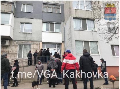 Черга в Каховці біля мобільного офісу