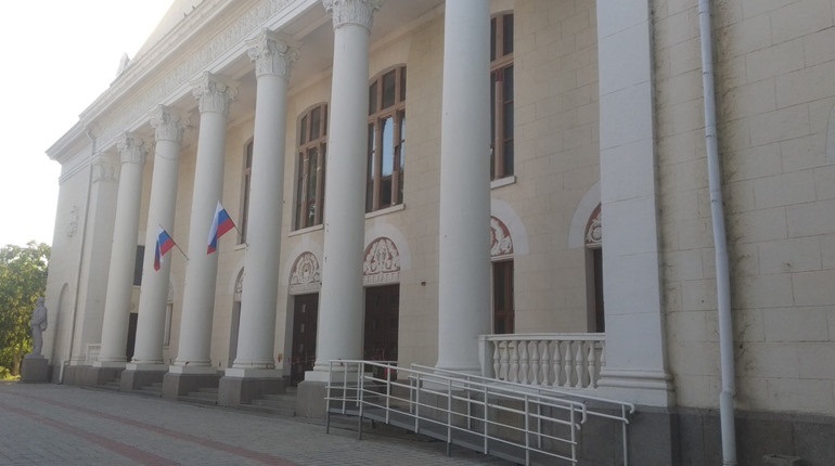 Палац культури під російськими прапорами. Літо 2022 року