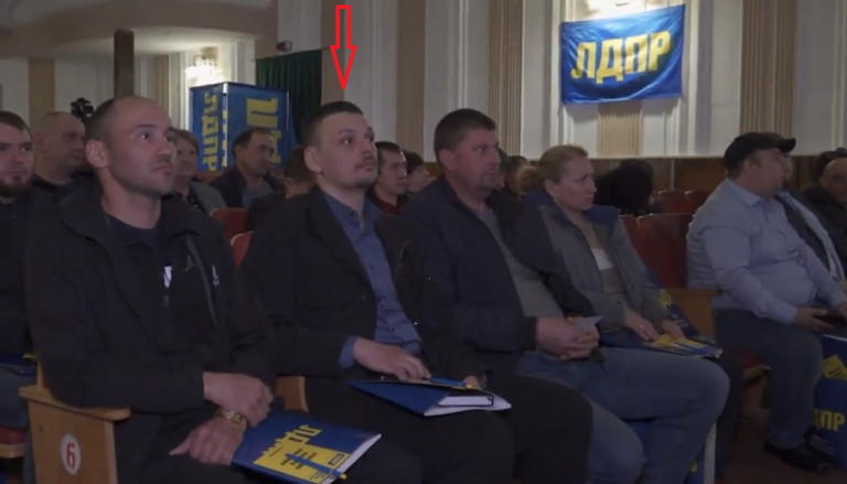 Володимир Шахов (вказаний стрілкою) на зустрічі з лідером ЛДПР Лєонідом Слуцьким в окупованому Генічеську, квітень 2023 року. 