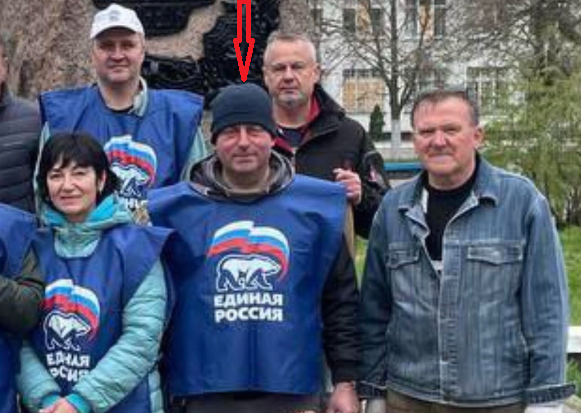 Антон Петренко (вказаний стрілкою) на організованованому осередком «Единой России» суботнику у Новій Каховці, квітень 2023 року. 