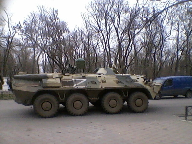 Російський БТР їде по проспекту Дніпровському в Новій Каховці