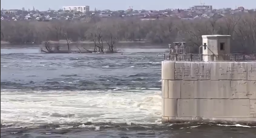 Скидання води з греблі Каховської ГЕС
