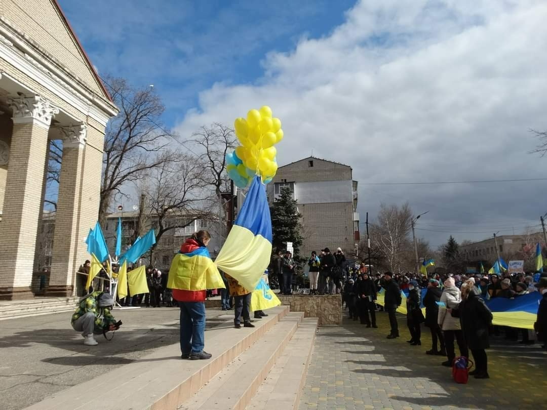 Один із мітингів у Каховці навесні 2022 року