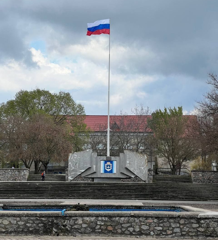 Окупанти поміняли на щоглі в Каховці прапор України на свій