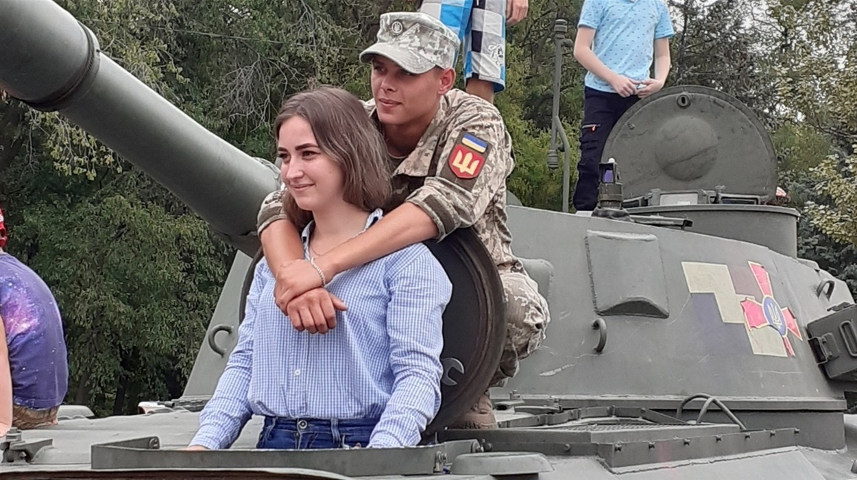 Воїни бригади проводять виставку техніки в Новій Каховці
