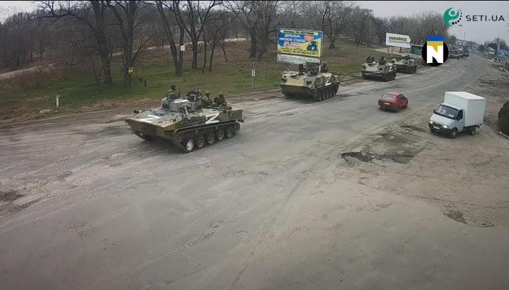 Так починалася окупація. Російська техніка іде на греблю Каховської ГЕС. 25 лютого 2022 року