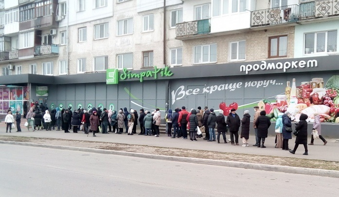 Черги=а біля продмаркету "Симпатик" у перші дні війни