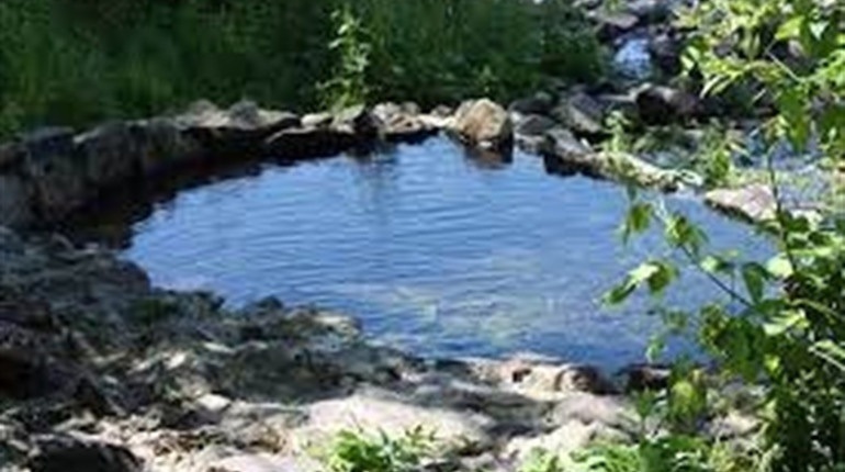 На березі Дніпра жителі Нової Каховки влаштовували купелі із джерельної води