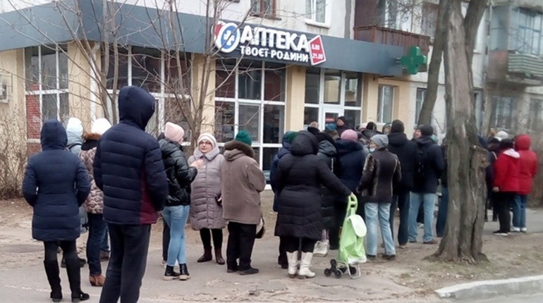 Черга в аптеку в Новій Каховці. Березень 2022 року