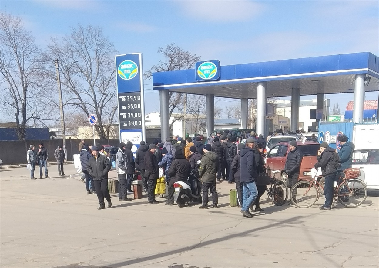 Черга на АЗС у Новій Каховці. Березень 2022 року