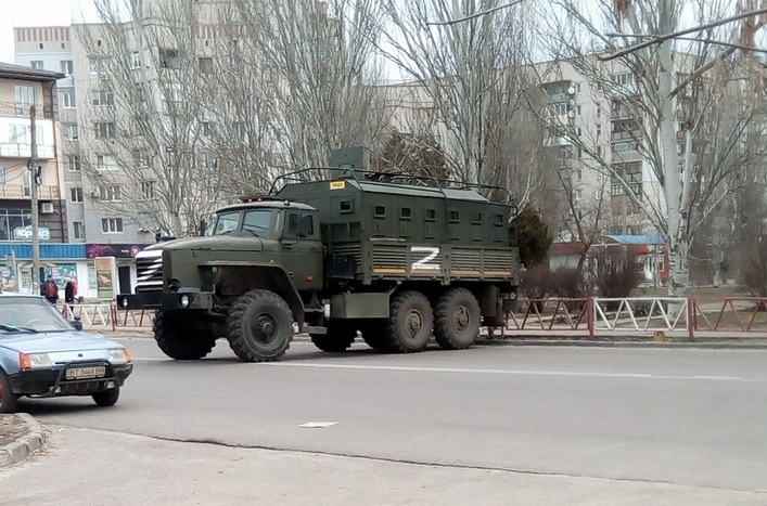 Російська техніка на одній з вулиць Нової Каховки. Березень 2022 року