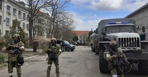 Російські солдати охороняють захомлену мерію Нової Каховки