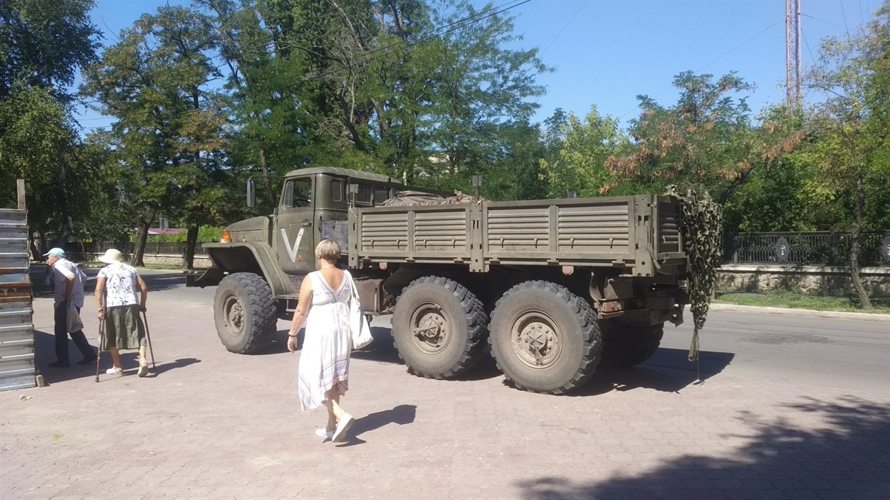 Російська військова машина на вул. Дружби в Новій Каховці. Червень 2022 року