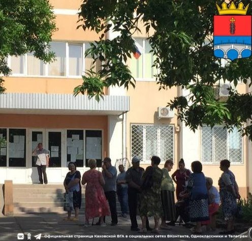 Люди стоять у черзі за паспортами РФ