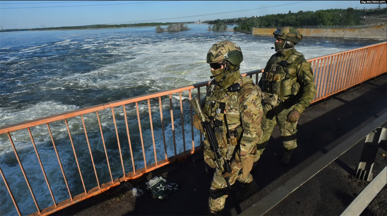 Окупанти на греблі Каховської ГЕС до підриву