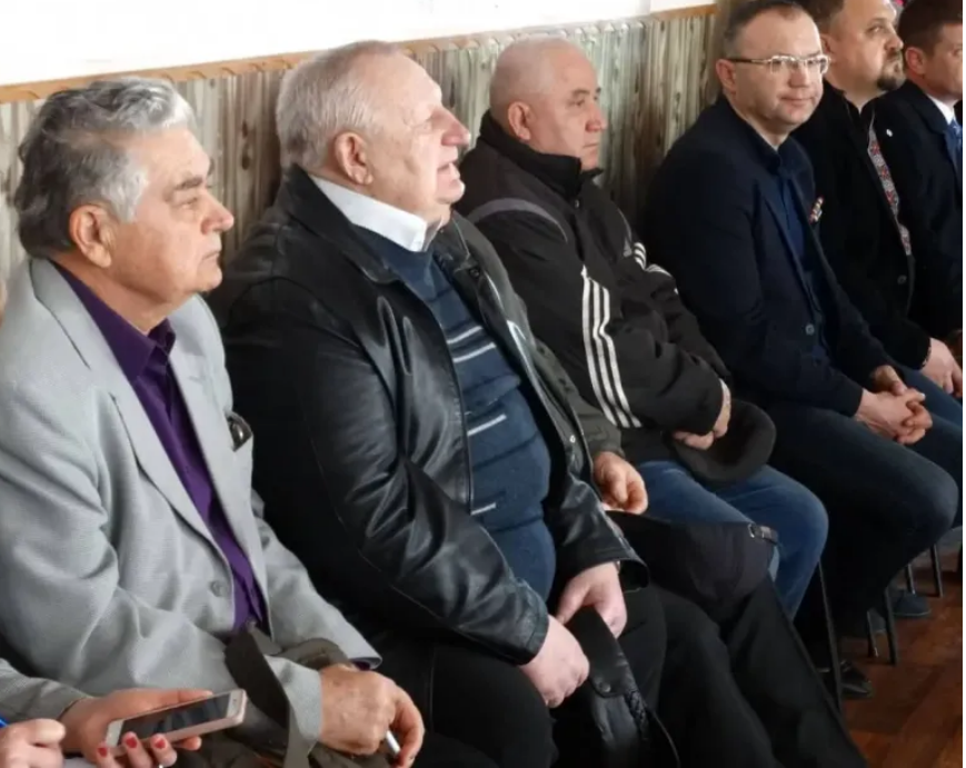 Володимир Менисенко (крайній зліва)