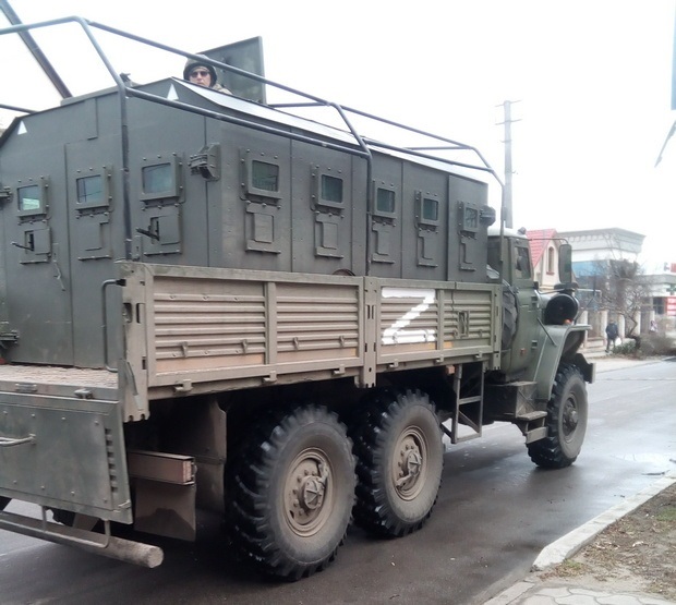 Військова машина на вул. Дружби в Новій Каховці