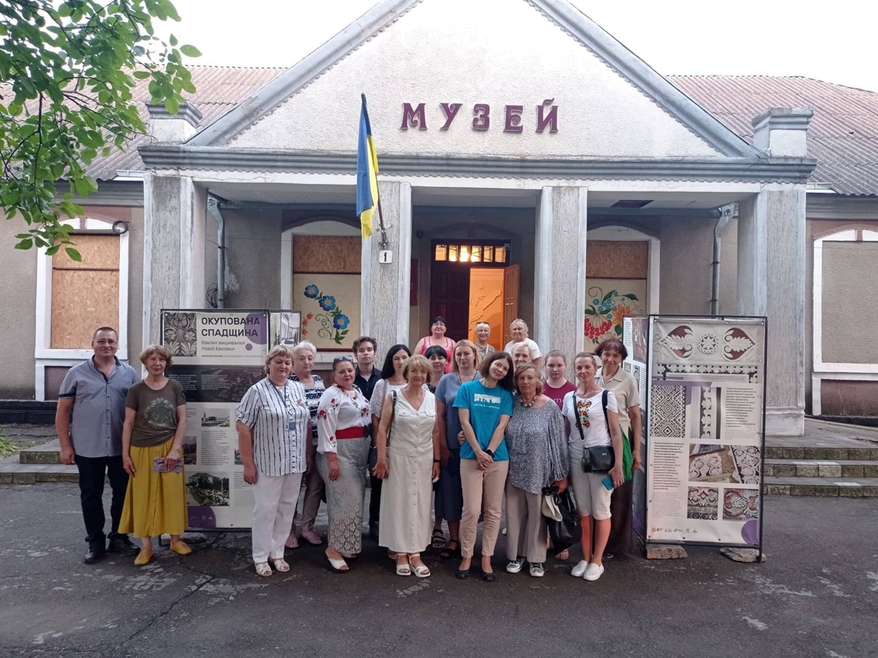 Учасники та організатори виставки біля Баштанського краєзнавчого музею