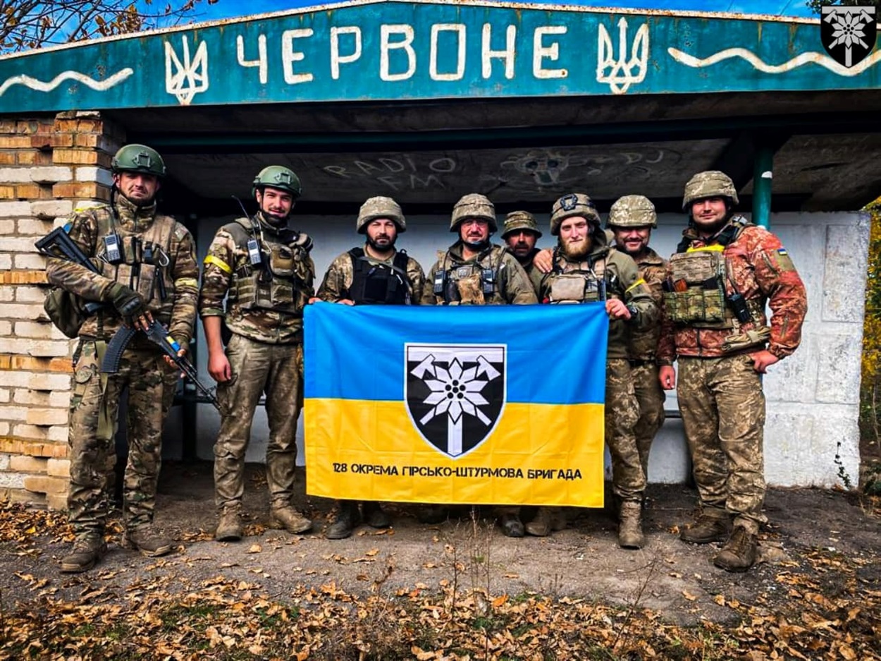 Військовослужбовці 128-ї окремої гірсько-штурмової Закарпатської бригади звільнили з боями селище Червоне Херсонської області. 12 жовтня 2022 року. 