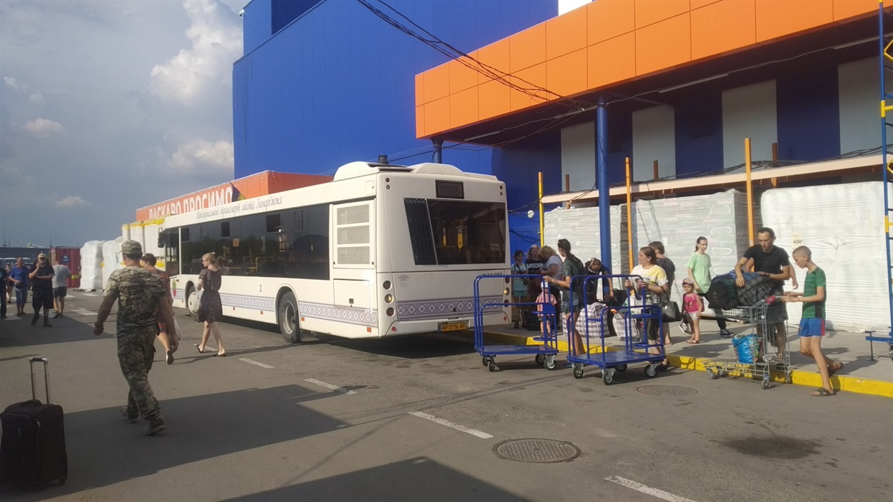 Біженці з Хнрсонщини біля Епіцентру в Запоріжжі