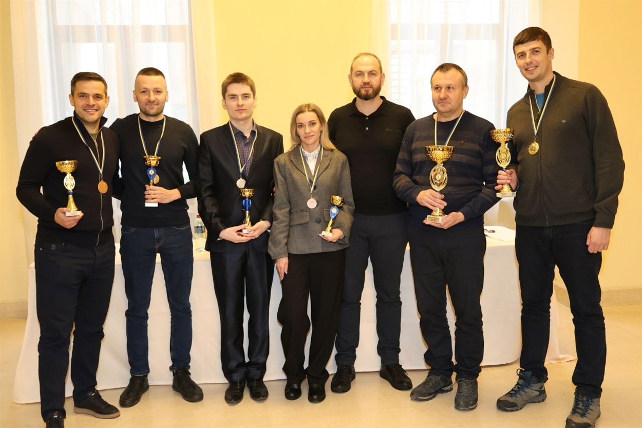 Юлія Зінкевич (у центрі) серед переможців турніру