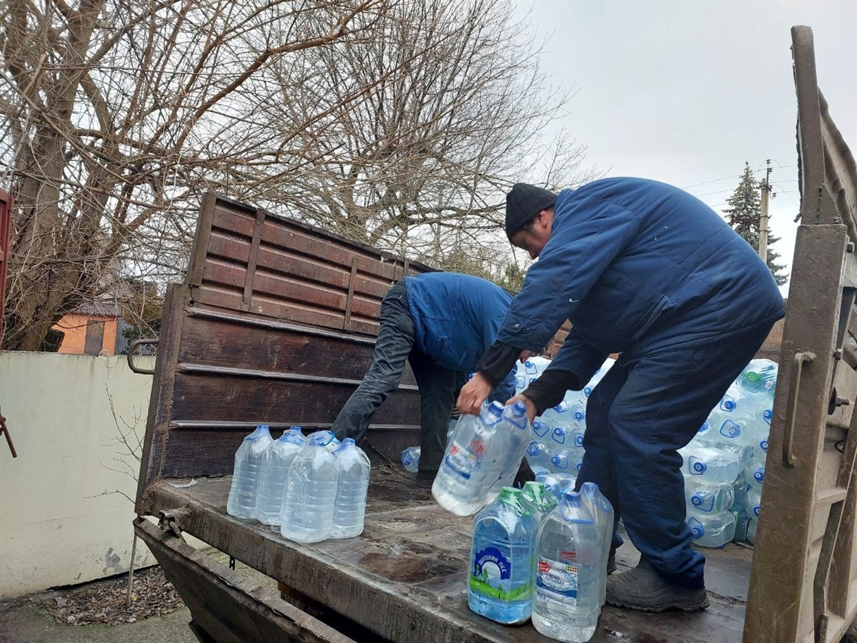 Роздача питної води окупантами в Новій Каховці, лютий 2024 року. 