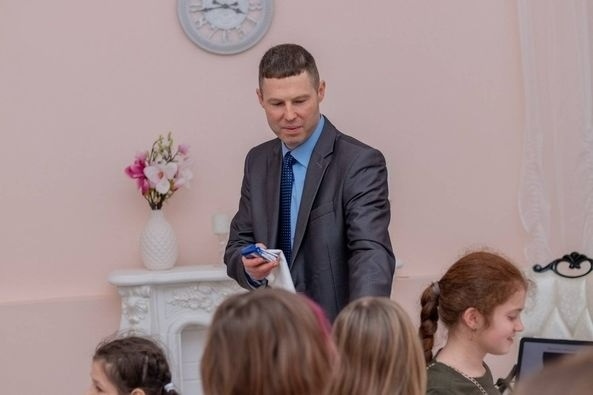 Вячесла Рєзніков із учнями школи №10. Довоєнне фото