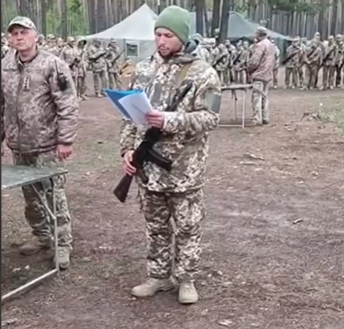 Солдат Олександр Задорожній приймає присягу
