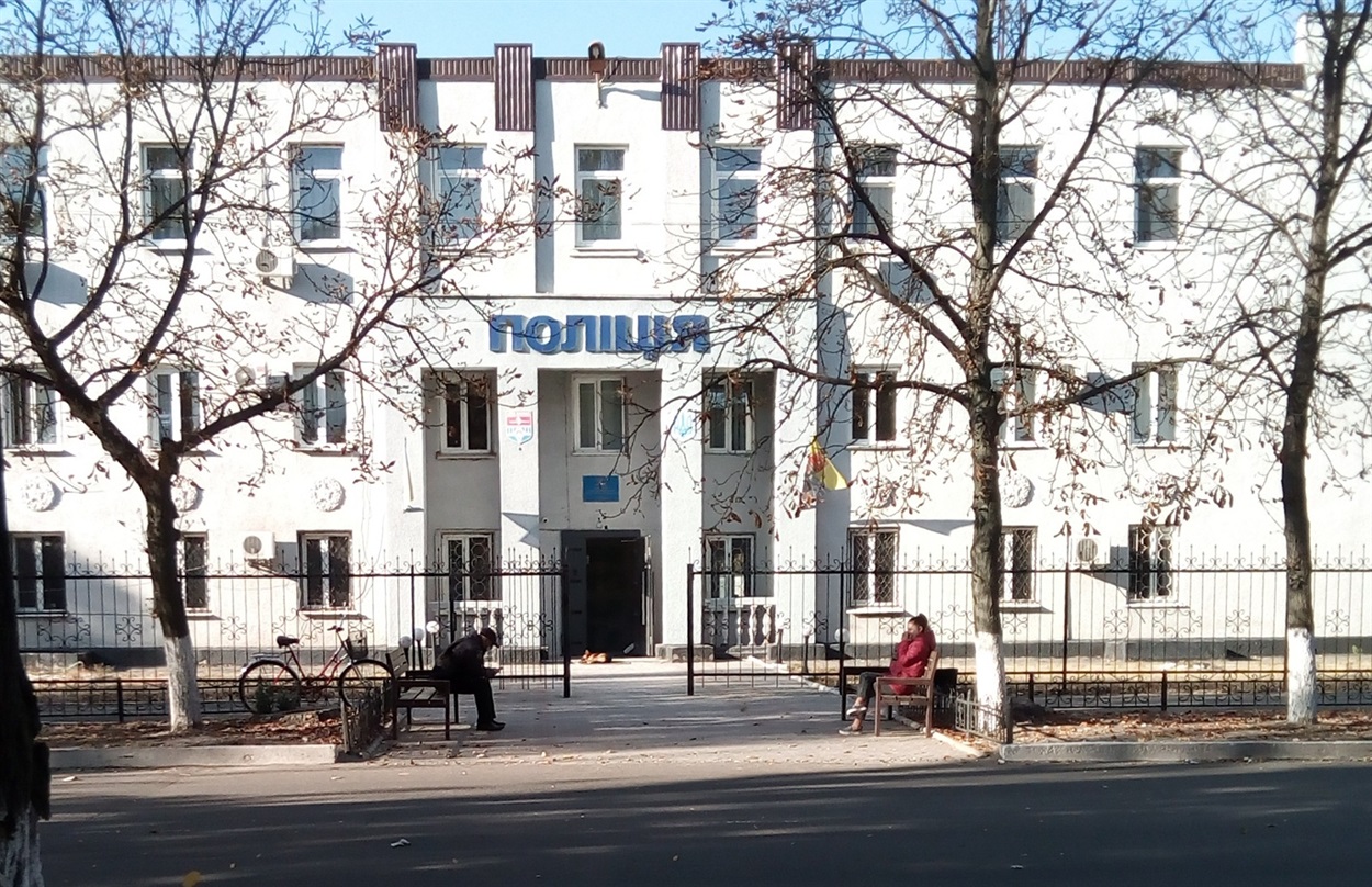 Будівля поліції в Новій Каховці, де окупанти влаштували "підвал"