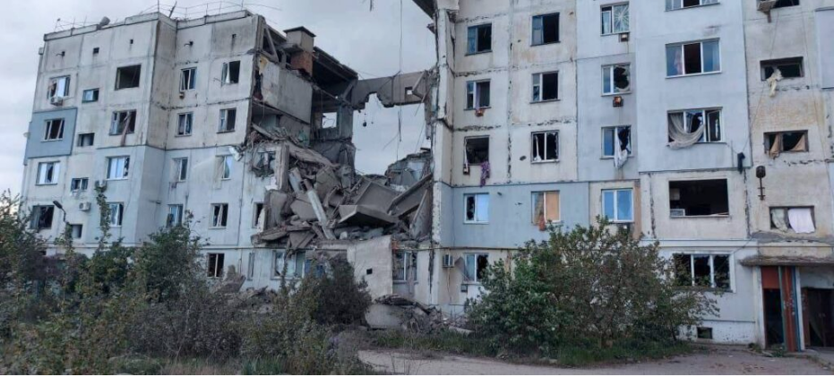 Зруйнована російськими авіаударами багатоповерхівка в Козацькому в квітні 2024 року. 