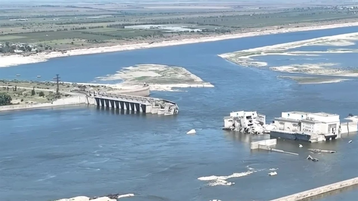 Каховська ГЕС після підриву