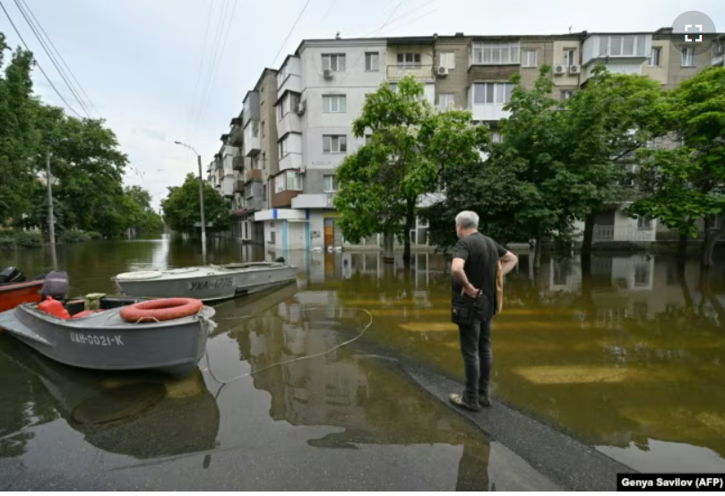 Місцевий мешканець на затопленій вулиці у Херсоні, 10 червня 2023 року після руйнування греблі Каховської ГЕС. 