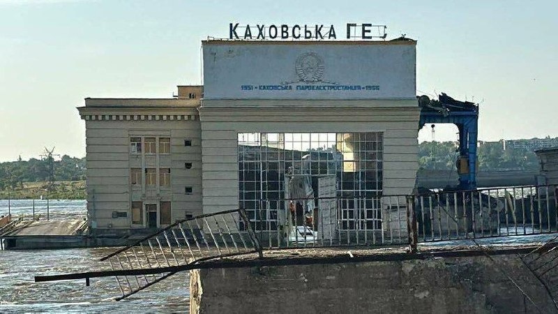 Машинний зал Каховської ГЕС після підриву.