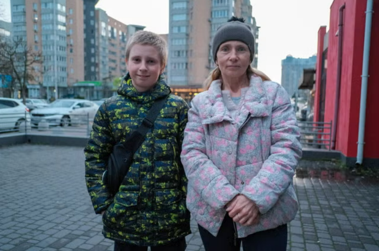 12-річний Богдан Швецов із матір’ю в Києві у квітні 2023 року. Це був перший раз, коли вони побачилися за сім місяців 
