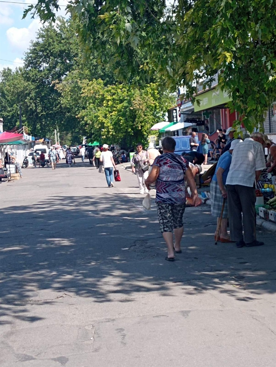 В основному новокаховчани проводять час за покупками