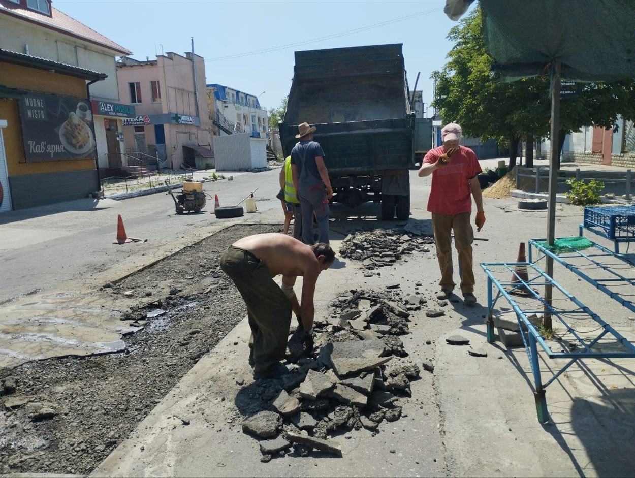 У Новій Каховці комунальники лагодять ділянку вулиці 