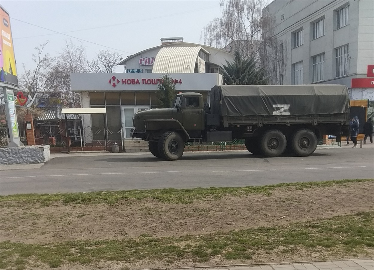 Російська військова машина на вул. Першотравневі в Новій Каховці. Весна 2022 року.