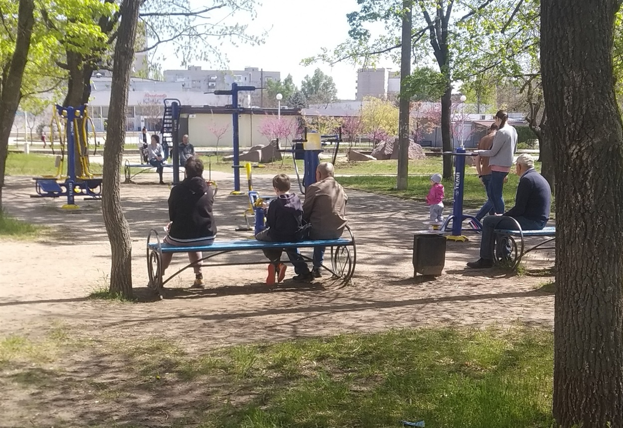 Люди у сквері на площі Сільських будівельників в Новій Каховці. Квітень 2022 року