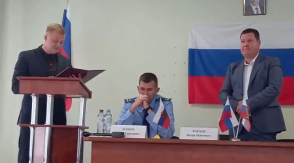 Ігор Чагаєв вітає в Новій Каховці Віталія Гуру з обранням "голови муніципального округу". 19 жовтня 2023 року