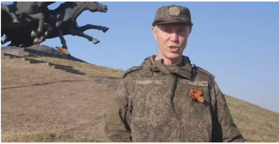 Гауляйтер Володимир Сальдо біля монумента "Легендарна тачанка" під Каховкою. 