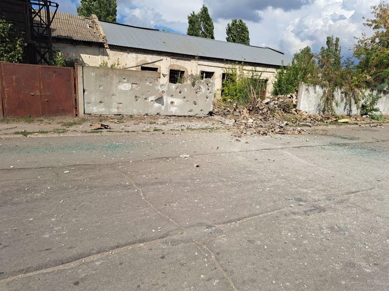 Уламки на плиті від снарядів з іншого боку