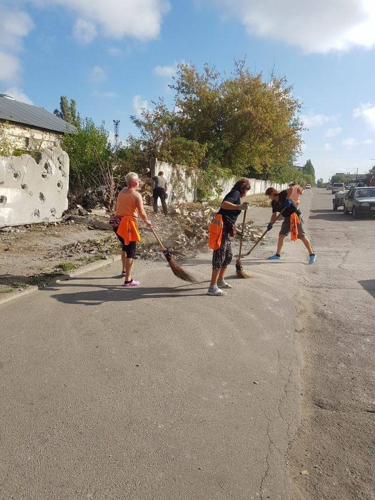 Прибирання біля стіни, яку згадували як місце