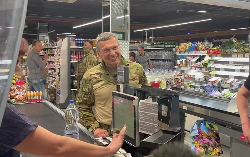 Російський пропагандист Владімір Соловьйов купує пляшку мінеральної води «Каховка» в окупованій Новій Каховці. 