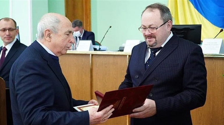 Голова Херсонської облради Олександр Самойленко (справа) вручає Георгію Севрюкову Почесну грамоту. Листопад 2021 року