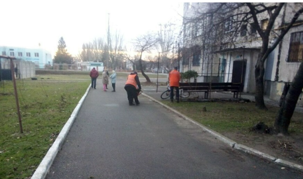 Комунальники в Таврійську прибирають вулиці