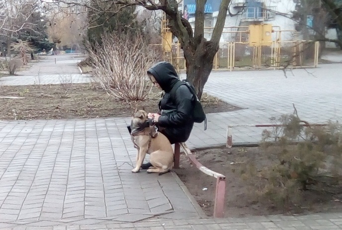 Дівчина у сквері біля супермаркету "Соняшник" в Новій Каховці. Березень 2022року.