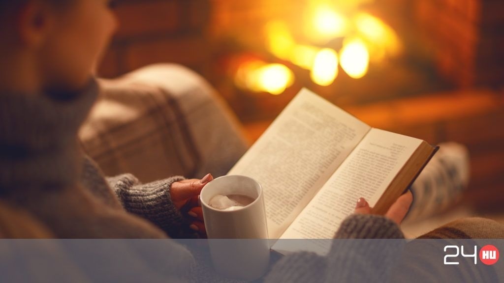 Жінка читає книгу
